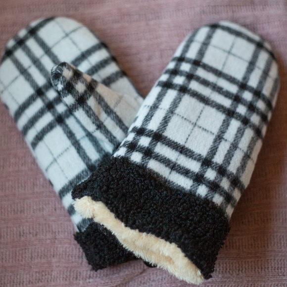 Women's White Plaid Mittens Faux Fur Lined Sherpa Winter Fashion - Picture 1 of 3